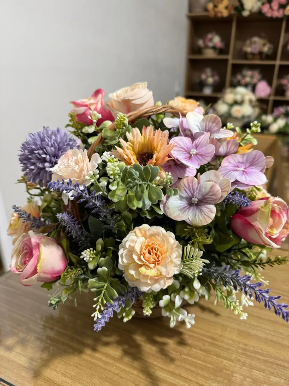 Canasta floral con hortensias lavanda