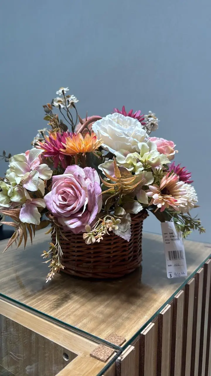 Canasta floral en tonos rosa, naranja y lavanda